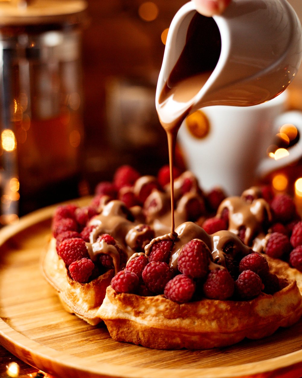 Doce com framboesas e calda de chocolate