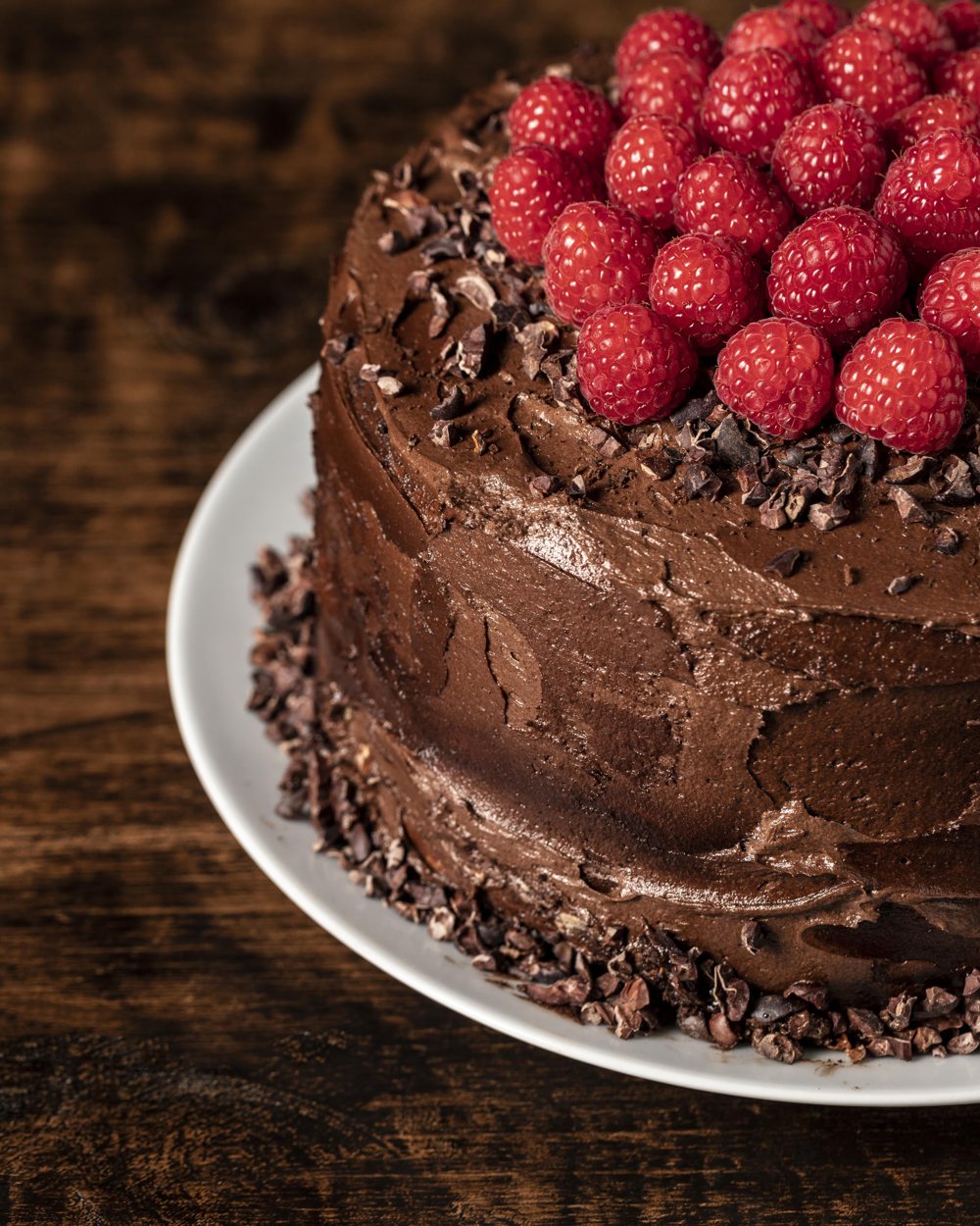 Bolo de chocolate coberto com framboesas