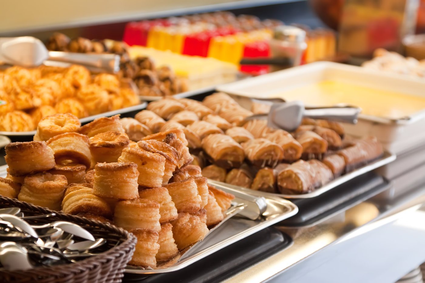 Buffet com folhados, doces e salgados em bandejas